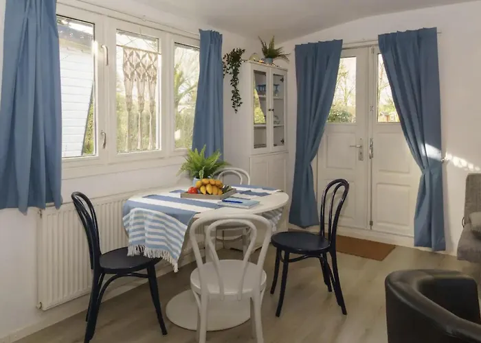 Gezellig Ingerichte Blokhut Op Rustig Park! בקתה פוטן