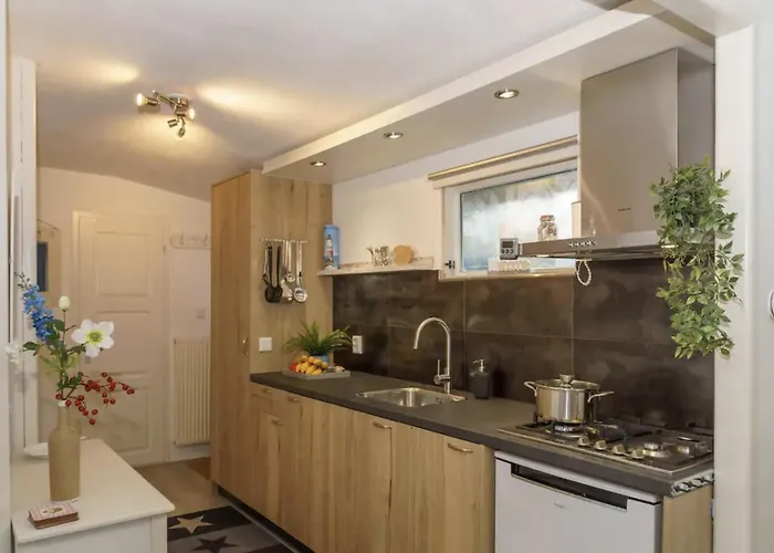 Gezellig Ingerichte Blokhut Op Rustig Park! בקתה פוטן